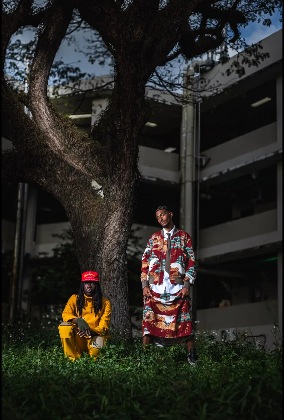 APEREIRA exterior campaign: two looks under a tree